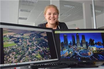 Zwei Welten: links das idyllisch-grüne Wilstedt, rechts die Mega-City Shanghai. Hannah Gustke kennt sich in beiden aus. Die 16-Jährige lebt mit ihren Eltern und dem Bruder in China. In die alte Heimat Wilstedt kommt sie in den Ferien, um Oma und Opa zu besuchen – oder, um ein Praktikum bei der ZEVENER ZEITUNG zu absolvieren.