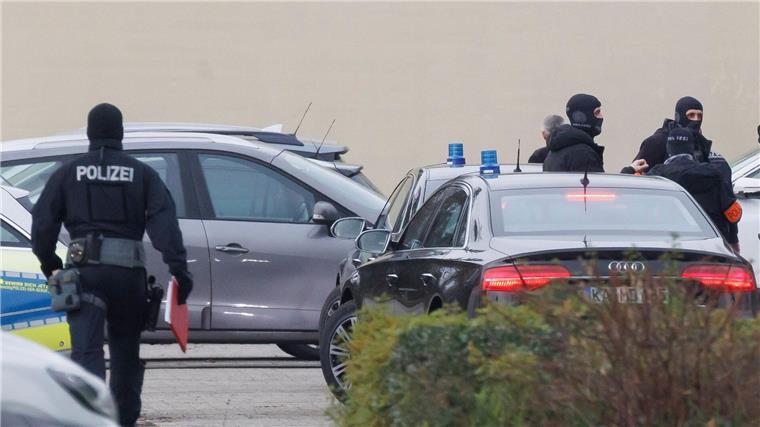 Zwei zivile Fahrzeuge mit Blaulichtern auf dem Dach fahren am Bundesgerichtshof vor.
