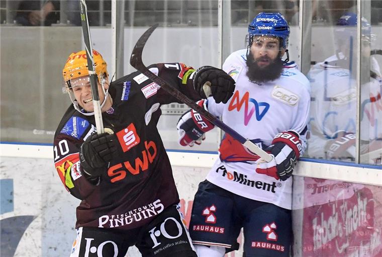 Zweikämpfe an der Bande wie dieser zwischen Chris Rumble gegen Cody Lampl bergen in der Eisarena künftig weniger Risiko für die Spieler, weil die neue Flex-Bande einen Aufprall besser abfedert.