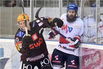 Zweikämpfe an der Bande wie dieser zwischen Chris Rumble gegen Cody Lampl bergen in der Eisarena künftig weniger Risiko für die Spieler, weil die neue Flex-Bande einen Aufprall besser abfedert.