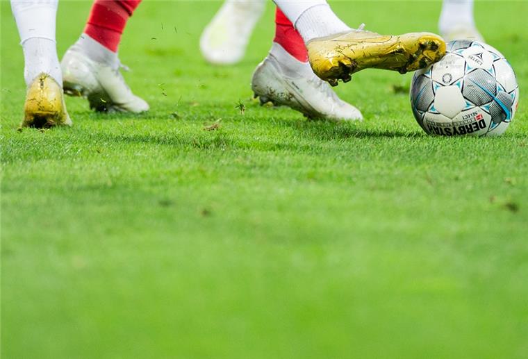 Merkel gibt grünes Licht: Bundesliga startet wieder Zweikampf ohne Abstand: Spieler versuchen an den Ball zu kommen.