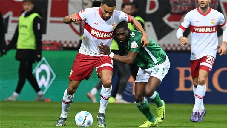 Zwei Tore in Bremen: Demirovic rettet VfB Zweikampf um den Ball: Werders Derrick Köhn (r) gegen Stuttgarts Josha Vagnoman.