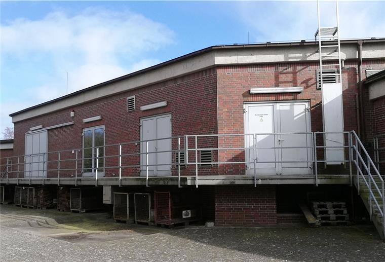 Nordenhams Wasserwerk ist gar keins Zweimal 5000 Kubikmeter Trinkwasser füllen die beiden runden Speicher (rechts und links) des Pumpwerks.