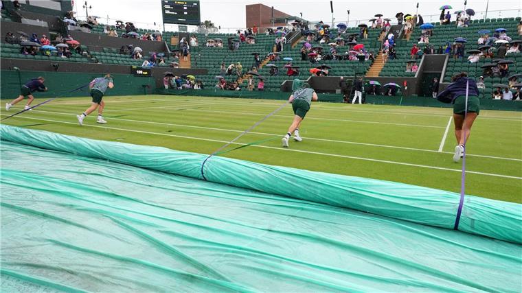 Siegemund setzt Wimbledon-Märchen fort - Topfavoritin wartet Zweimal muss der Platz während der Partie von Laura Siegemund abgedeckt werden.