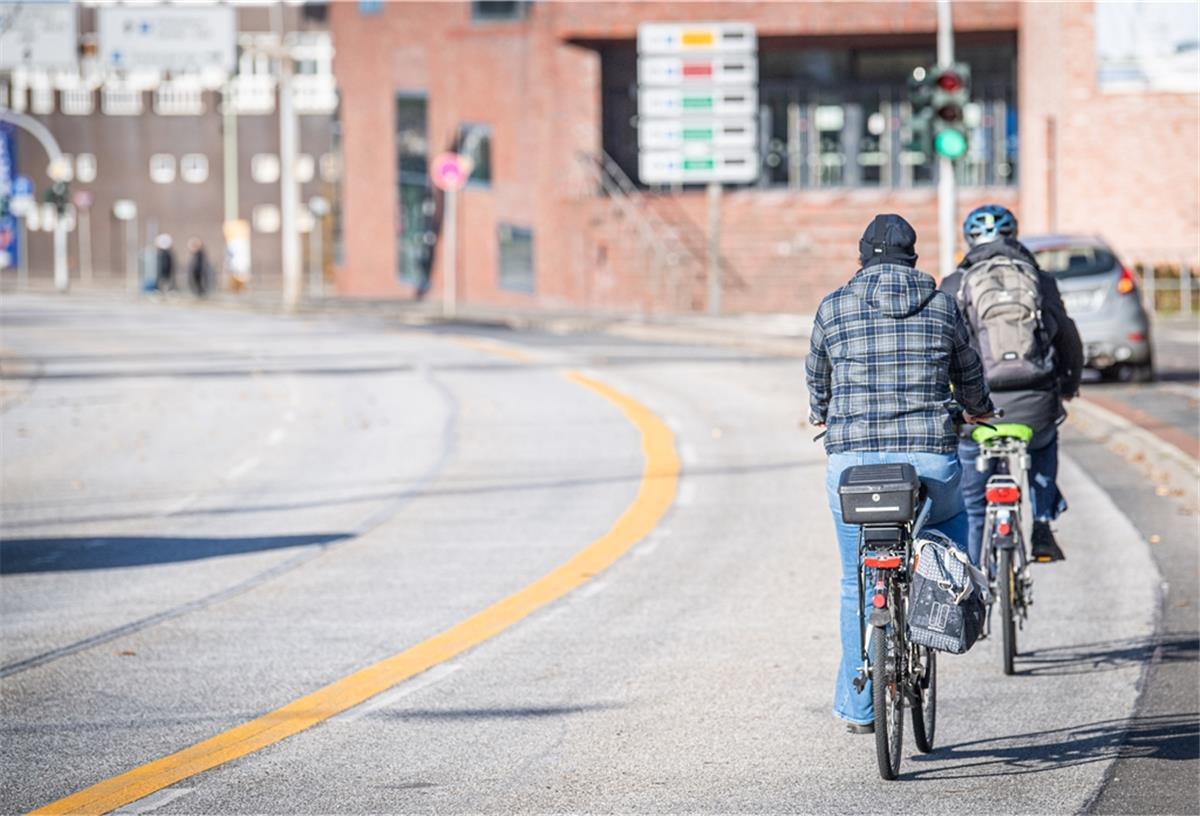 Kennedybrücke: ADFC hat Falschfahrer gezählt Zweite Testfahrt auf dem provisorischen Radstreifen entlang der Kennedybrücke mit Reporterin Maike Wessolowski und Hans-Joachim Schmeck-Lindenau, Vorsitzender des ADFC Bremerhaven.
