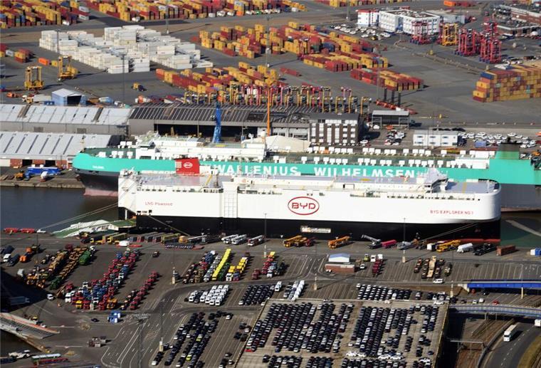 Niemand will sie kaufen: So viele brandneue E-Autos stehen im Bremerhavener Hafen Zweiter Anlauf nach einem halben Jahr: Die „BYD Explorer No.1“ lag im Nordhafen.