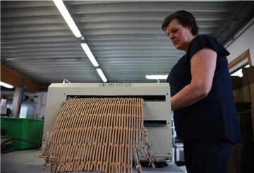 Zweites Leben für Verpackungsmaterial: Sylvia Hinrichs von der Firma ASTRO Motoren in Debstedt schreddert eine Pappe, um sie als Füllmaterial für den Versand wiederzuverwenden.