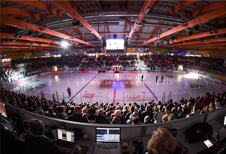 Pinguins verabschieden sich in die Sommerpause Zweites Playoff-Viertelfinale zwischen den Fischtown Pinguins und den Grizzlys Wolfsburg in der Eisarena.