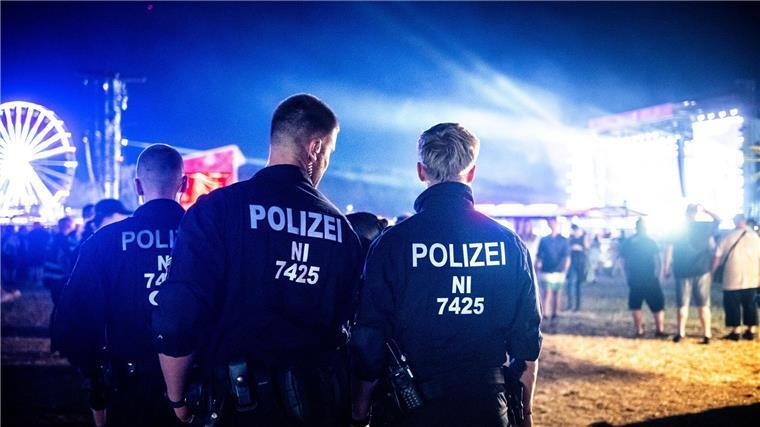 Zwischen Bass und Bändchenkontrolle: Rund 250 Polizistinnen und Polizisten waren täglich beim Deichbrand-Festival im Einsatz.