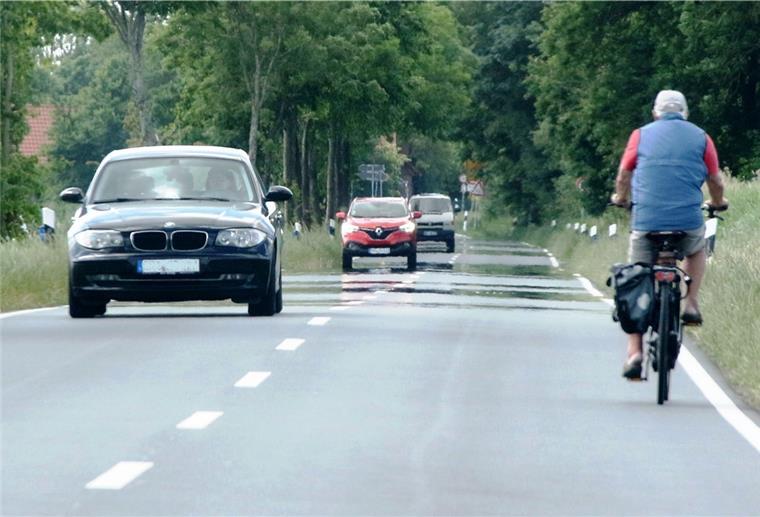 Außendeichs radeln statt auf gefährlicher Hauptstraße Zwischen Beckmannsfelder Weg und der Abbiegung nach Stollhamm müssen Fahrradfahrer in den nächsten Monaten auf die viel befahrene Bäderstraße ausweichen. Da fehlt ein Fahrradweg.
