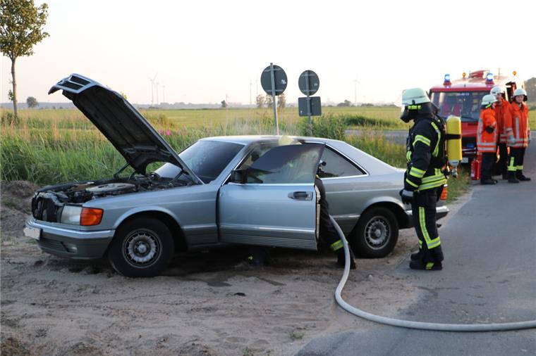 Bramel: Plötzlich brennt ein Mercedes Zwischen Bramel und Laven stand ein Mercedes in Flammen.