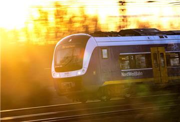 Ein Zug der Nordwestbahn. Zwischen Bremen und Bremerhaven fahren nach dem Unfall keine Züge. Ermittler prüfen, ob die Schranke am Bahnübergang ordnungsgemäß funktionierte.