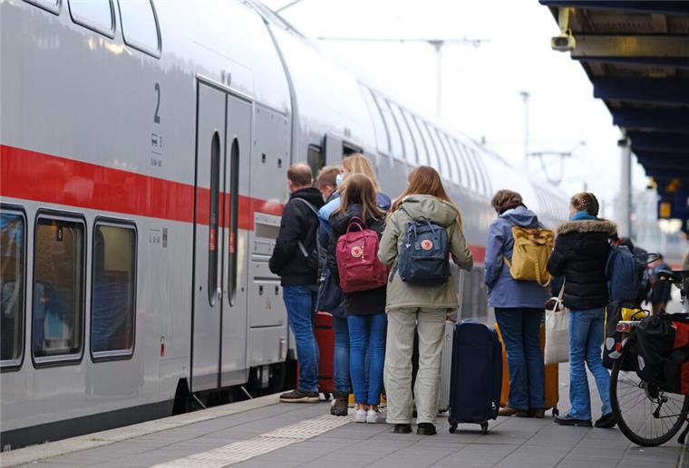 Deutschlandticket gilt im IC von Bremen an die Küste Menschen stehen am Samstagmorgen auf einem Bahnsteig am Bahnhof Norddeich Mole vor einem eingefahrenen Zug. Die Herbstferien in Niedersachsen gehen zu Ende. +++ dpa-Bildfunk +++