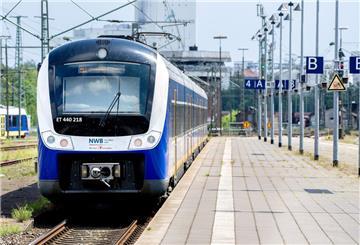 ARCHIV - Eine Regio-S-Bahn der NordWestBahn verlässt den Hauptbahnhof in Fahrtrichtung Bremen. Foto: Hauke-Christian Dittrich/dpa