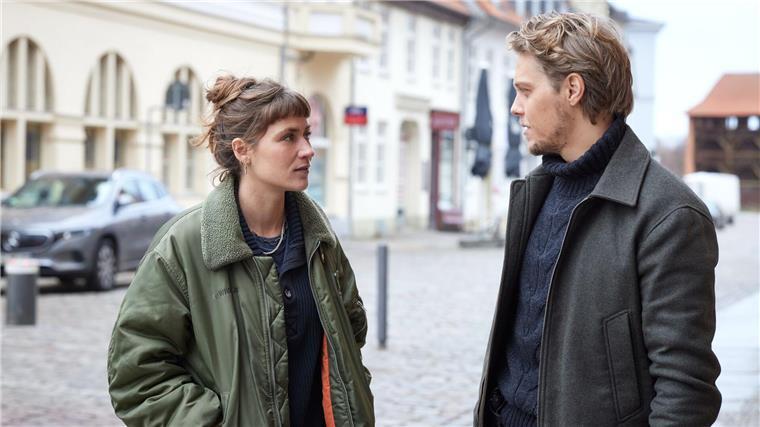 Tod eines Finanzbeamten - der neue „Stralsund“-Krimi Zwischen den beiden knistert es: Jule Zabek (Sophie Pfennigstorf) und ihr neuer Kollege Tomasz Nowak (Jakub Gierszal).