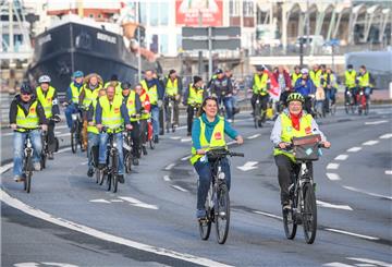 Zwischen den einzelnen Stationen des Warnstreiks gab es jeweils eine kleine Fahrraddemonstration
