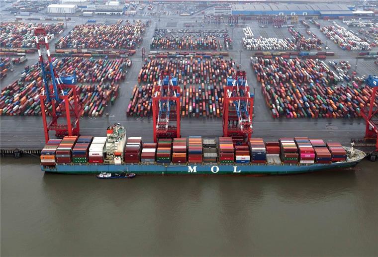 Eurogate vertagt Investition in Bremerhaven Zwischen den gestapelten Containern befinden sich derzeit die Bahngleise mit den Containerzügen. Die Gleise müssen für die Automatisierung des Terminals verlagert werden. Aber der Eurogate-Aufsichtsrat hat die Entscheidung vertagt.
