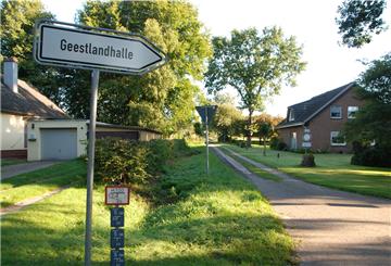 Zwischen den Hausnummern 51 und 53 am der Straße „Im Wiebusch“ soll die Zufahrt entstehen zum geplanten Wohngebiet von Elmlohe. Die vorbereitenden Gespräche beginnen in Kürze.