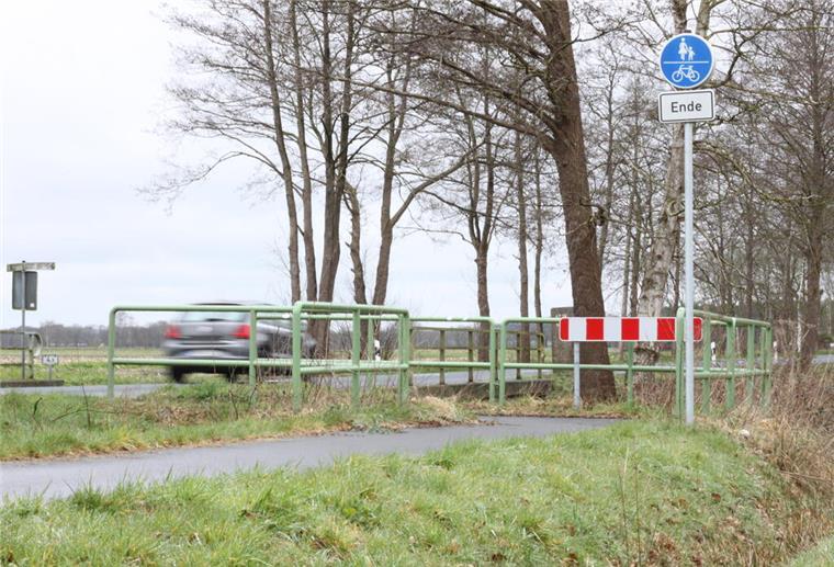Radwegbau auf der Kippe: Vorhaben bekommt doch keine Förderung Zwischen Dipshorn und Vorwerk gibt es einen Radweg. Allerdings nur bis zur Kreisgrenze Verden/Rotenburg. Ab dem Grenzstein, etwa auf halber Strecke, klafft eine Lücke.