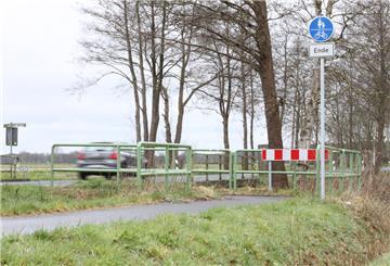 Zwischen Dipshorn und Vorwerk gibt es einen Radweg. Allerdings nur bis zur Kreisgrenze Verden/Rotenburg. Ab dem Grenzstein, etwa auf halber Strecke, klafft eine Lücke.