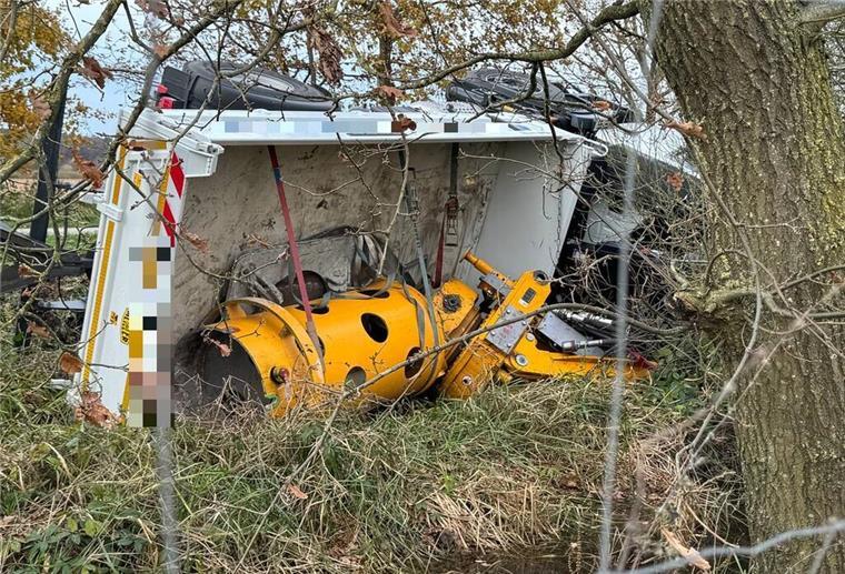 Tieflader mit Bohrgerät umgestürzt: Schaden in Höhe von Zehntausenden Euro UNfallfoto