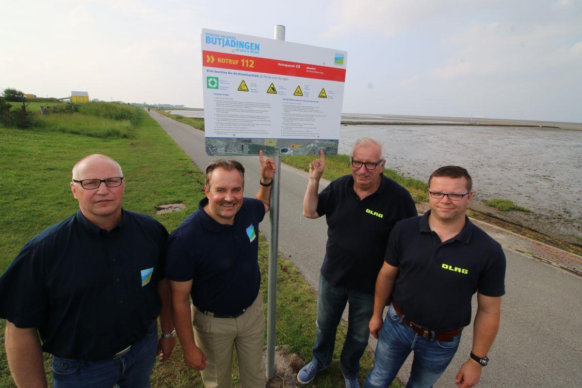 Zwischen Fedderwardersiel und Burhave geben diese Schilder jetzt Orientierung im Notfall. 