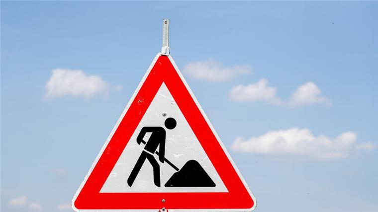 Ein Baustellenschild.  Zwischen Hainmühlen und Bad Bederkesa wird der Radweg der L 128 saniert. Rad- und Straßenverkehr müssen während der Arbeiten mit Einschränkungen rechnen.