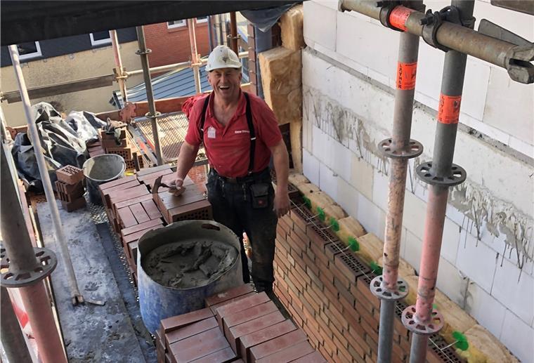 Günter Tiemann schuftet seit 50 Jahren auf dem Bau Das Foto zeigt Günter Tiemann auf der Baustelle