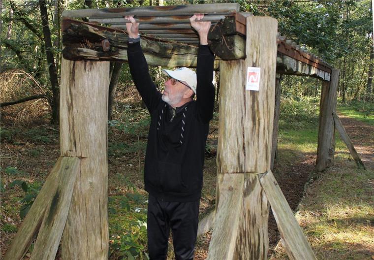 Zwischen Ovelgönner Straße und der ehemaligen Jugendherberge ist diese Hangelstangen-Station ein trauriges Überbleibsel aus jenen Zeiten, als der Waldsportpfad im Großen Holz noch von vielen Trimmfreunden gerne genutzt wurde. Immerhin taugt das marode Gerüst noch zur Befestigung für den Nordpfad-Wegweiser „Zevener Geest“.