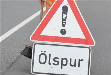 Thomas Bruckert vom Straßenverkehrsamt Cuxhaven stellt am Mittwoch (13.08.2008) an der Bundesstraße 73 bei Otterndorf für die anwesende Presse ein Schild "Ölspur" auf, so wie er dies bei Unfällen machen würde.