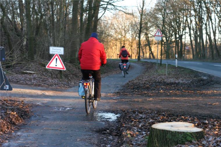 Radweg zwischen Sellstedt und Schiffdorf ist immer wieder überschwemmt Zwischen Sellstedt und Schiffdorf müssen sich Radfahrer immer wieder mit Pfützen, Matsch und angeschwemmten Geröll herumschlagen.