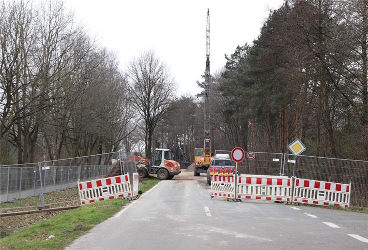 Ist die Wörpebrücke etwa schon zur Tarmstedter Ausstellung fertig? Baufahrzeuge stehen auf einer Baustelle.