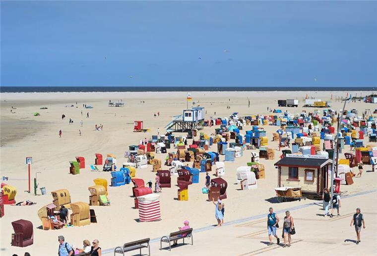 „Zu viele Touris, zu viele Hunde!“ – Nordsee-Küste am Limit? Zahlreiche Strandbesucher sind bei sonnigem Wetter an der Nordsee unterwegs