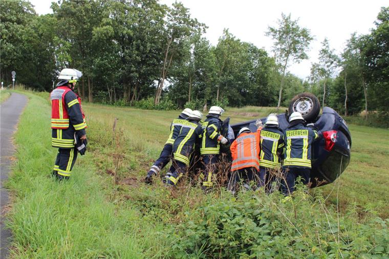 Geestenseth: Junger Mann (21) überschlägt sich mit Auto Zwischen Wehdel und Geestenseth hat sich ein 21-Jähriger mit seinem Auto überschlagen.