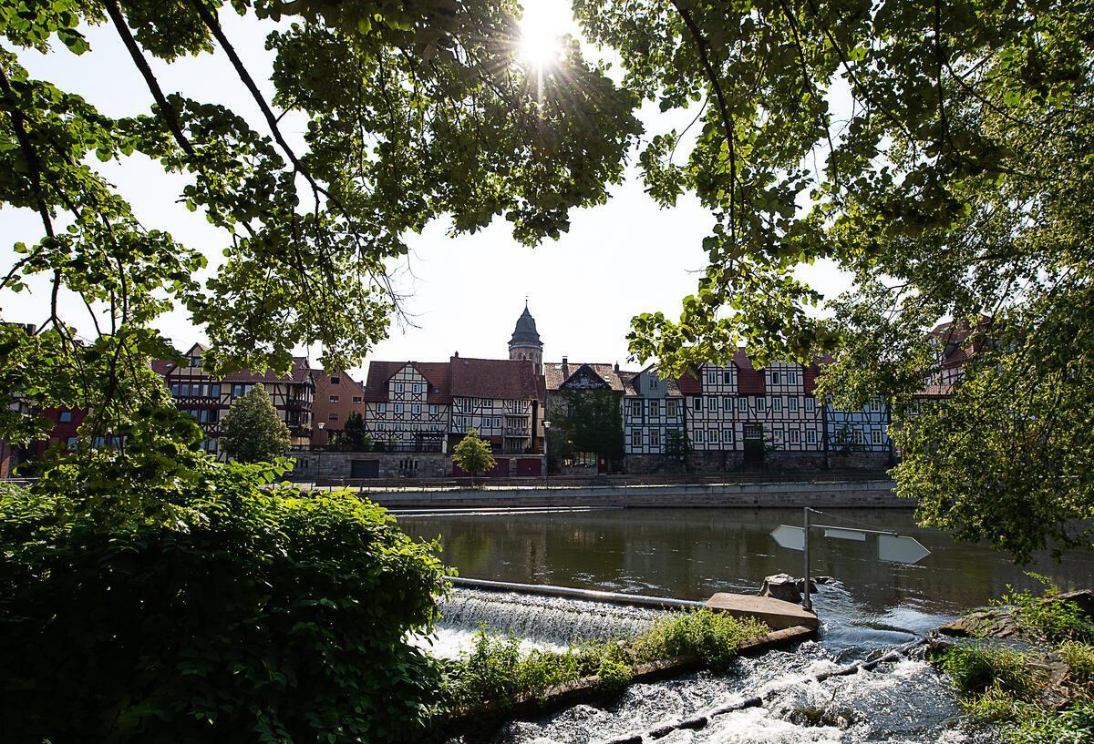 Niedersachsen entdecken: Märchenhafte Altstadt trifft auf uralte Wälder Die Sonne scheint über der Altstadt am Fluss Weser.