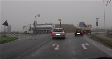 Zwischendurch blinkt die Ampel an der Weserstraße, doch dann geht sie wieder aus. 