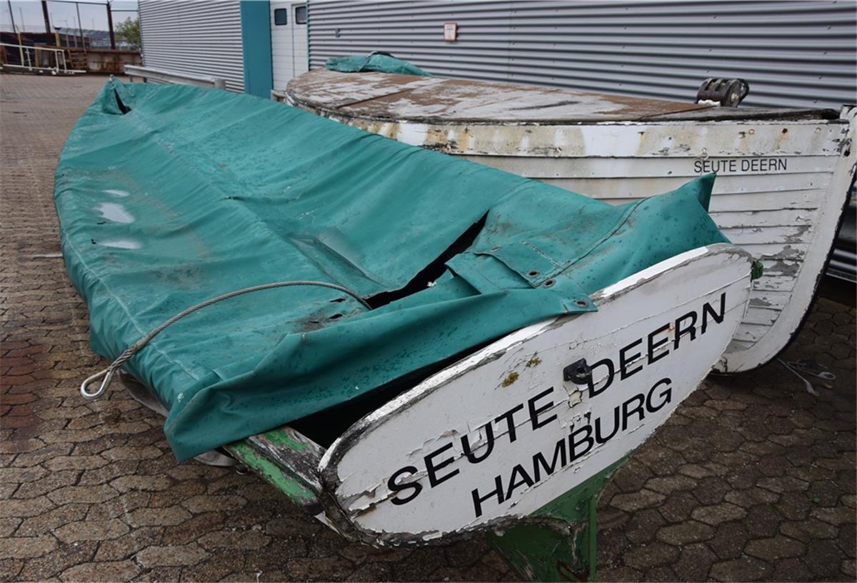 Zwischengelagert sind auf dem ehemaligen MWB-Gelände auch die Rettungsboote der „Seuten Deern“. Die eingerissene Persenning schützt allerdings nicht mehr vor Wassereintritt.