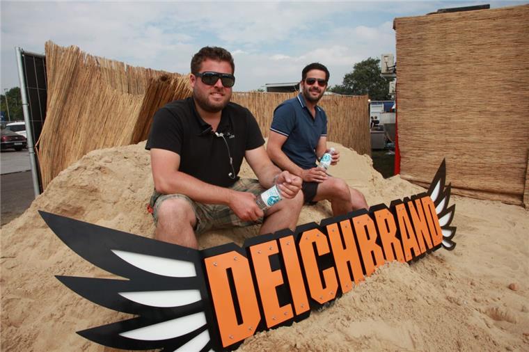 Leute in der Losche: Deichbrand-Programmchef ist immer im Festival-Fieber Zwölf Jahre ist es her, dass Daniel Schneider und Marc Engelke zusammen mit Freunden das Deichbrand-Festival aus der Taufe hoben.