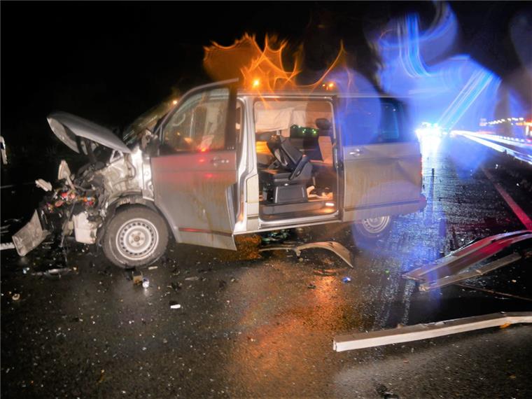 Sittensen: Zwölf Verletzte bei Unfällen auf der A 1 Zwölf Menschen sind bei zwei Unfällen auf der A 1 bei Sittensen in der Nacht zu Sonntag verletzt worden.